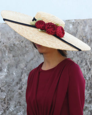 tocado invitada negro y rojo